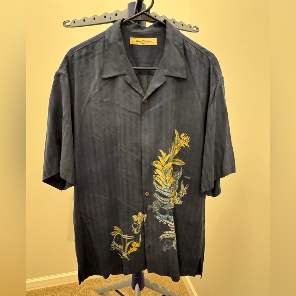 Tommy Bahama Men’s dark blue button down shirt floral accents Size M 100% Silk